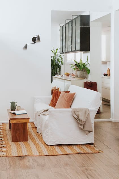 El estudio Cántaro-Bardó diseñó este espejo repartido que colocaron directametne sobre la pared para agrandar el espacio.