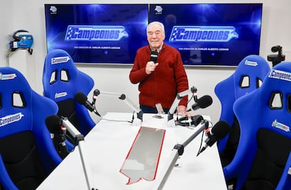 El estudio de Campeones, en Devoto. En el fondo, casco y guantes de un gran campeón: el Flaco Traverso. "Un pilotazo que pudo haber llegado a la Fórmula 1"