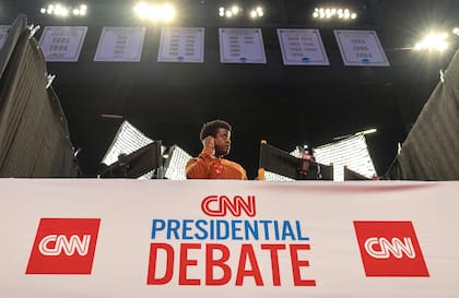 El estudio de CNN se prepara para el primer debate presidencial de las elecciones de 2024 entre el presidente estadounidense Joe Biden y el ex presidente estadounidense y candidato presidencial republicano Donald Trump en los estudios de CNN en Atlanta, Georgia, el 27 de junio de 2024