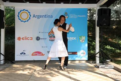 El estudio de danza Laokondo Tango ofreció un espectáculo de baile, que fue seguido por una interpretación en bandoneón de piezas de tango realizada por Stoyan Karaivanov, fundador de la orquesta búlgara Libertango
