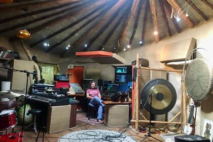 El estudio de grabación está emplazado a 60 metros de su casa y respeta la fisonomía del paisaje de Mallín Ahogado, en El Bolsón