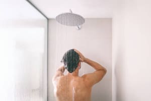 El estudio de Harvard que indica si es saludable o no bañarse cada día