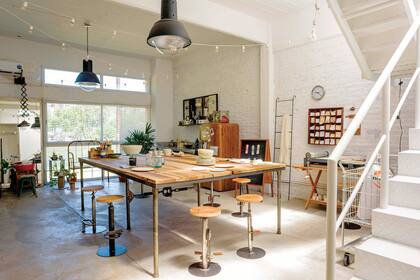 El estudio de Karina Contini en una antigua fábrica textil reciclada.