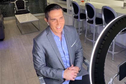 El estudio en el living de su casa. Otra de las formas de informar en tiempos de pandemia.