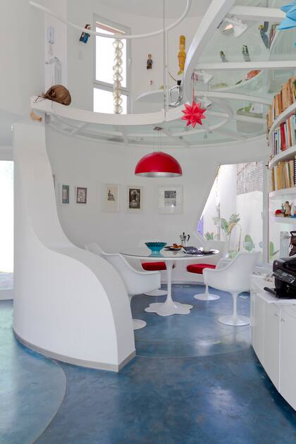 El Estudio IK hizo una Tulip con base de flor, recordando un poco la inspiración de las sillas originales. Lámpara colgante de Fábrica de Luz.