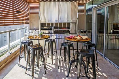 El Estudio logró una bienvenida sombra con una estructura metálica (Herrería Abcmet) que sostiene una “persiana” de PVC (XTerior).