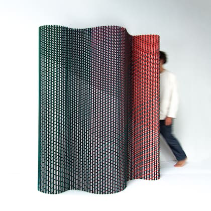 El estudio neerlandés Luis Marie reinventó técnicas tradicionales de plisado para crear un biombo textil que funciona como divisor de ambientes circular y autoportante
(Foto: gentileza Salone del Mobile de Milano)