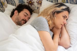 Este es el verdadero significado de dormir dándole la espalda a tu pareja, según la ciencia