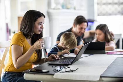 El estudio señala que las mujeres pueden haber asumido que su papel como madres es más importante que su rol en el ámbito laboral.