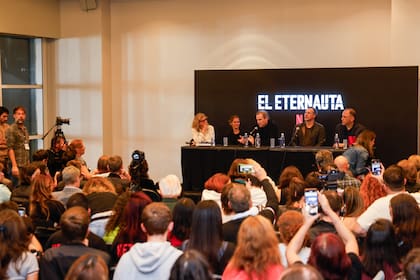 El Eternauta: la charla con Leticia Cristi, productora, Bruno Stagnaro (director, creador y guionista), Martín M. Oesterheld (consultor creativo y nieto del autor de la obra) y Francisco Ramos (vicepresidente de contenido para Latinoamérica) en la Feria del libro