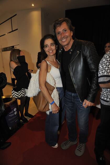 El eterno galán de la televisión no fue solo al cine: junto a él estuvo la modelo y actriz Verónica Varano, con quien comparte la vida desde hace cinco años