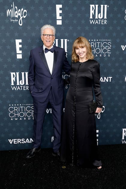 El eterno Ted Danson, esta vez nominado como mejor actor en una serie de comedia por su trabajo en A Man On The Inside, se destacó con un traje en azul, camisa blanca y moño. Junto a él su mujer, la también actriz Mary Steenburgen, impecable de negro