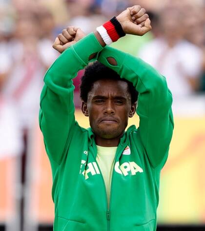 El etíope Feyisa Lilesa y su protesta contra el gobierno de su país