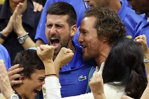 El abrazo de Novak Djokovic con Matthew McConaughey luego de ganar el US Open