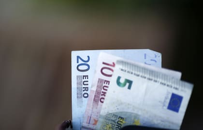 El euro blue se negocia en el mercado ilegal o paralelo EUROPA ESPAÑA ECONOMIA