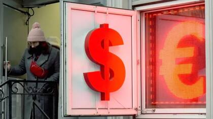 El euro se hundió hasta su nivel más bajo frente al dolar desde 2002