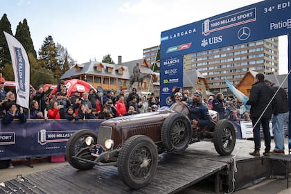 El evento contó con la participación de 110 tripulaciones al volante de vehículos fabricados desde fines de los años 20 hasta mediados de los 70, conforme a las regulaciones de la Federación Internacional de Vehículos Ancianos (FIVA). Cada jornada, los competidores partieron desde el clásico Hotel Llao-Llao, recorriendo un total de 1.600 km. Walter Kricorian y Catalina De Tezanos Pinto, en su Hudson SUPER SIX, en 1926.