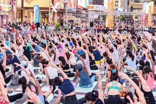 Secreto a voces en Nueva York: por qué las personas hacen yoga en Times Square el día del solsticio de verano
