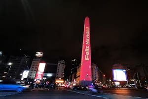 La Ciudad encendió el árbol navideño del Obelisco: hubo show musical y proyecciones