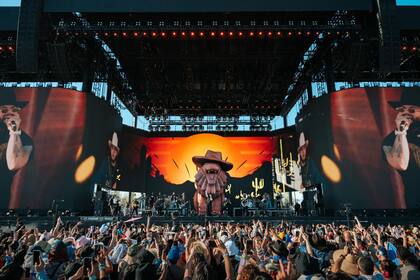 El evento musical contará con presencia latina de la mano de CA7RIEL y Paco Amoroso, Anitta y Junior H