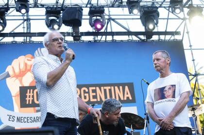 Horacio Vogenfold habla junto a Juan Carr, titular de Red Solidaria y promotor del evento, que comenzó con un festival de músicos y cantantes en diferentes puntos del país, con epicentro en Plaza de Mayo