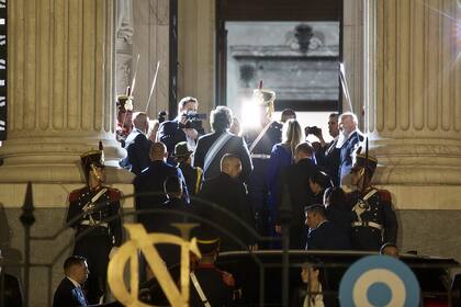 El evento protocolar de apertura cuenta con la presencia de autoridades de las Fuerzas Armadas y el Poder Judicial