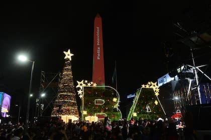 El evento realizado en el Obelisco inauguró un período de actividades y decoración especial que estará presente hasta el siete de enero en todas las comunas de la Ciudad
