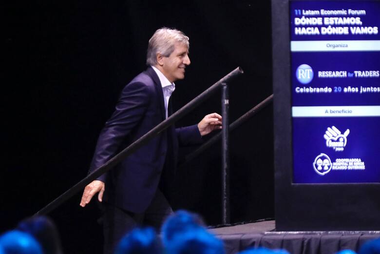 Luis Caputo proyecta devolver US$550.000 millones al sector privado si la Argentina crece al 8% anual