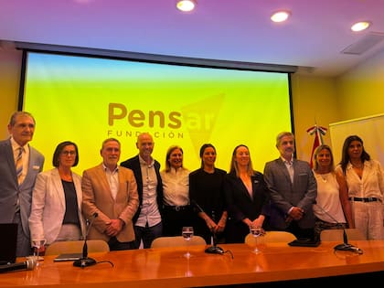 El evento sobre hidrovía tuvo lugar en la Bolsa de Comercio de Santa Fe y contó con la participación del ex Ministro de Transporte de la Nación, Guillermo Dietrich; la Secretaria de Transporte de Santa Fe y Coordinadora de la Mesa de Transporte de la Fundación Pensar, Renata Ghilotti; el Presidente del Consejo de la Magistratura de Entre Ríos, Mauro Vazon; el Director de Transporte Fluvial y Puertos de Corrientes, Adolfo Escobar Damus; la vicegobernadora de Santa Fe, Gisela Scaglia; entre decenas de técnicos y referentes de distintas partes del país