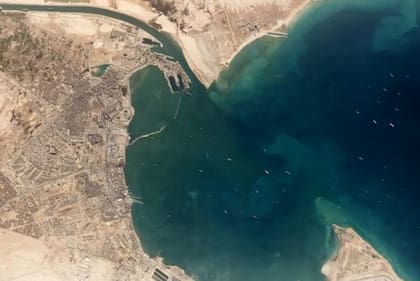 El Ever Given, que aparece arriba a la izquierda en la imagen, provocó un atasco histórico.