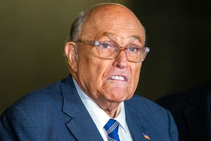 El ex alcalde de Nueva York Rudy Giuliani afuera de los tribunales en Nueva York