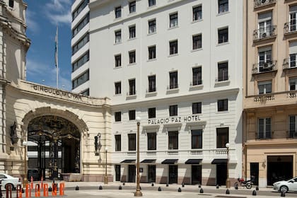 El ex alojamiento de militares devenido en hotel continúa con las líneas de la fachada del Palacio Paz; en su interior, la propuesta pivota entre detalles clásicos y modernos