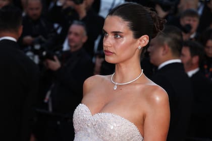 El ex ángel de Victoria's Secret, que ya es una cara habitué en Cannes, llevó su cabello recogido en un rodete para darle todo el protagonismo a su vestido