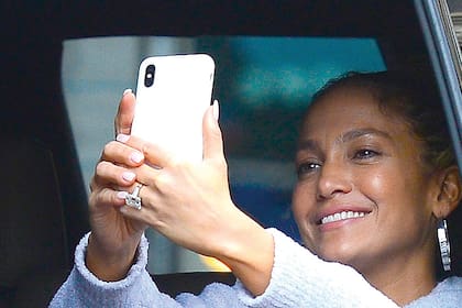 El ex beisbolista Alex Rodríguez le hizo la romántica propuesta frente al mar durante unas vacaciones en Bahamas.