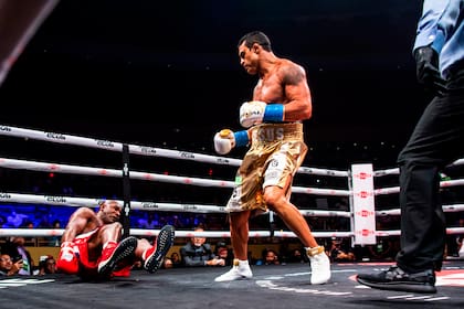 El ex boxeador profesional estadounidense Evander Holyfield cae durante una pelea contra el brasileño Vitor Belfort 