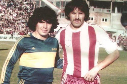 Luque y Maradona, en un duelo entre Unión y Boca.