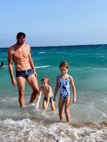 El ex campeón olímpico –de impecable estado físico– disfruta del mar con sus dos hijos menores, Felicitas y Lautaro, en la playa de Motaro
(Barcelona).