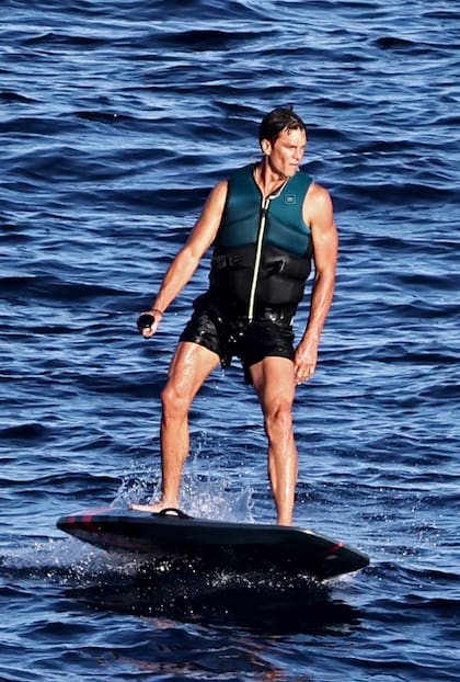 El ex de Bündchen, Tom Brady, fue fotografiado poniendo a prueba su equilibrio en un flyboard en Ibiza. La exestrella de la NFL se lanzó al agua después de compartir un almuerzo con sus seres queridos
