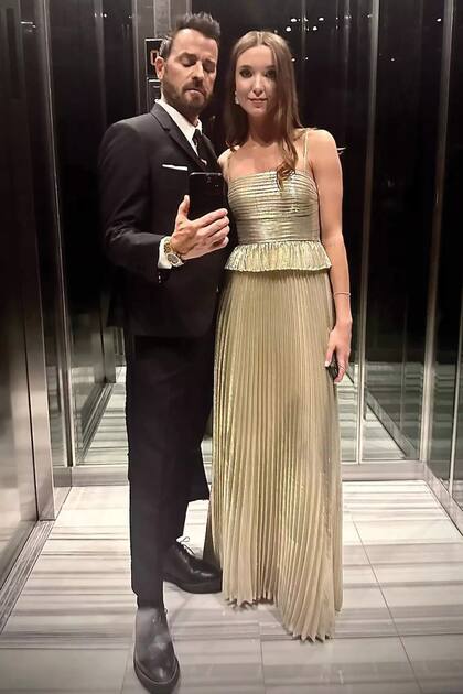 El ex de Jennifer Aniston, Justin Theroux, con su prometida, la actriz Nicole Brydon Bloom. El actor es gran amigo de la pareja.