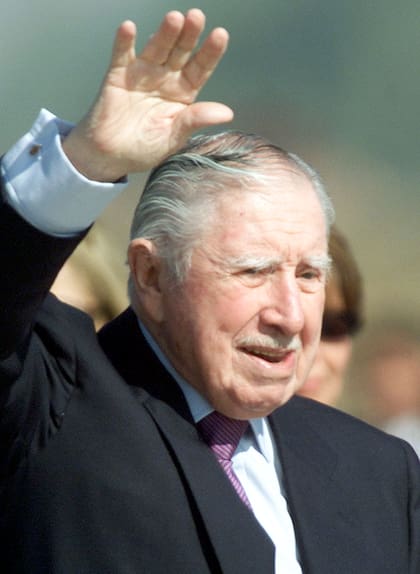 El ex dictador chileno Augusto Pinochet saluda a sus partidarios desde la pista del aeropuerto militar local, momentos después de llegar desde Londres. (Photo by Rickey Rogers REUTERS)
