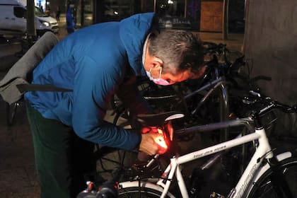 El ex duque agarra su bicicleta para volver a casa.