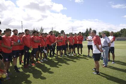El ex entrenador de Cúcuta y de Cali fue presentado a los 35 profesionales por Héctor "Yoyo" Maldonado, el secretario general; a Pusineri le gustaría tener 28 futbolistas.