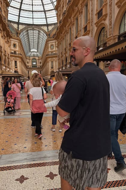 El ex
futbolista, con su hija
en brazos, recorre
la fabulosa galería
Vittorio Emanuele II,
donde se encuentran
las firmas de moda
más top.