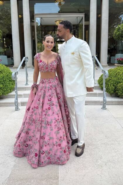 El ex futbolista del
Manchester United Rio
Ferdinand y su mujer
Kate, con un sensual traje
de BIBI London.