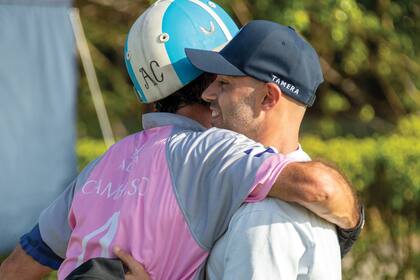 El ex futbolista Javier Mascherano abrazó al recordman tras la victoria.