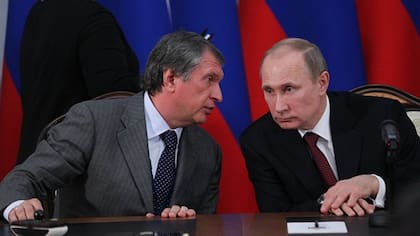 El ex general de la KGB, Oleg Erovinkin, junto a Vladimir Putin
