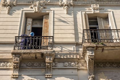 El ex Hotel Bolívar tiene una fachada con un estilo italiano y una decoración donde los elementos están proporcionalmente estilizados.