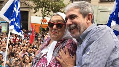 El ex jefe de Gabinete de Cristina Kirchner, Aníbal Fernández, junto a Hebe de Bonafini