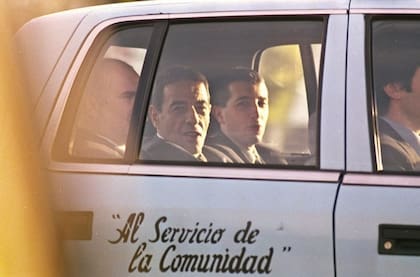 El ex juez Hernán Bernasconi fue detenido en Brasil. La imagen fue tomada durante su traslado, desde Ezeiza a los Tribunales