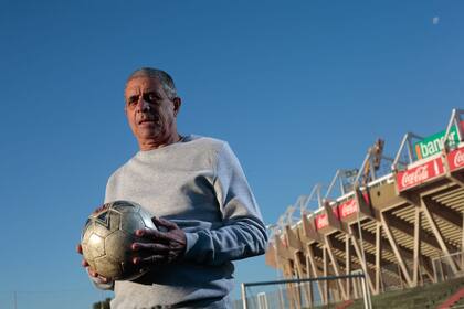 El ex jugador de futbol Carlos "Chupete" Guerini posa con el estadio Mario Alberto Kempes de fondo, Cordoba